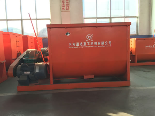 臥式攪拌機(jī).JPG 臥式攪拌機(jī).JPG