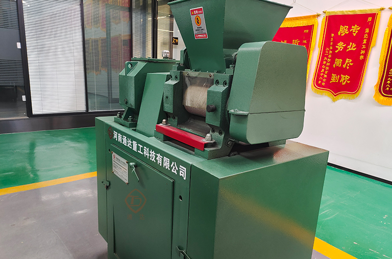 對(duì)輥擠壓造粒機(jī).jpg 對(duì)輥擠壓造粒機(jī).jpg