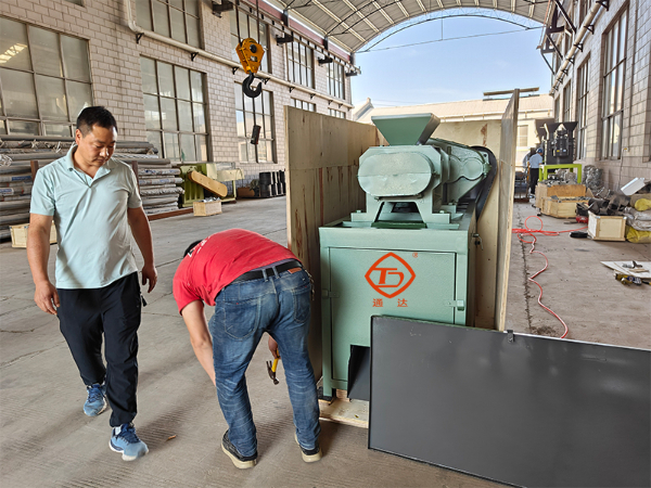 對輥擠壓造粒機(jī)發(fā)我烏克蘭2.jpg 對輥擠壓造粒機(jī)發(fā)我烏克蘭2.jpg