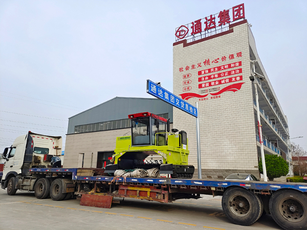 履帶式翻拋機(jī)發(fā)往山東萊西1.jpg