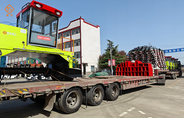 5臺(tái)履帶翻堆機(jī)發(fā)貨1.jpg 5臺(tái)履帶翻堆機(jī)發(fā)貨1.jpg